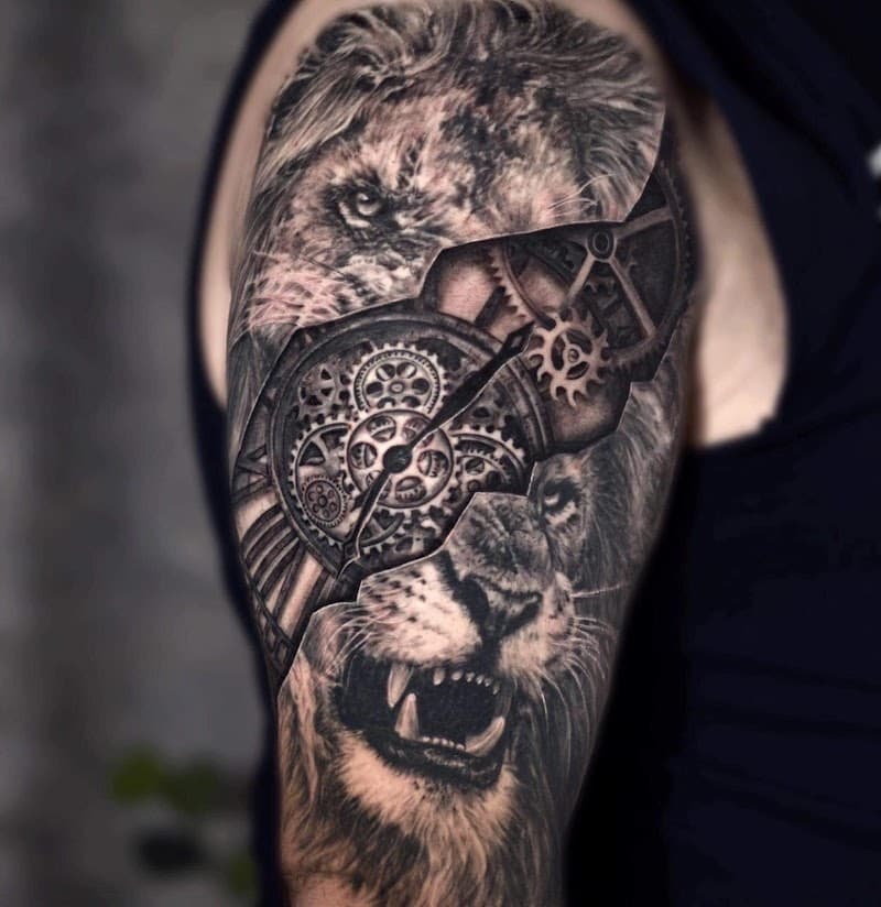 Realistische leeuw en klokmechanisme op bovenarm.