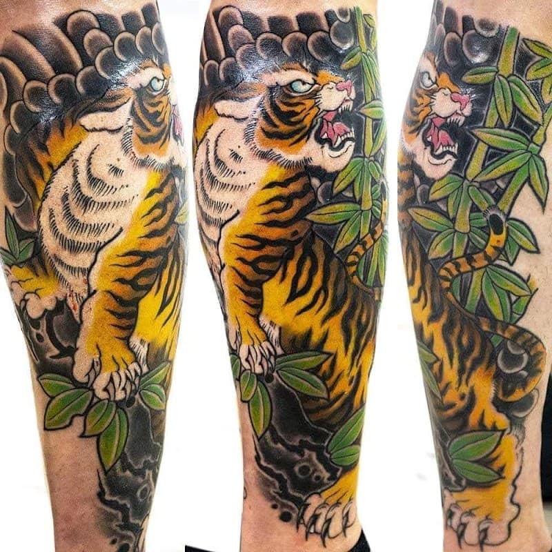 Japanse stijl tijger in bamboe op onderbeen.