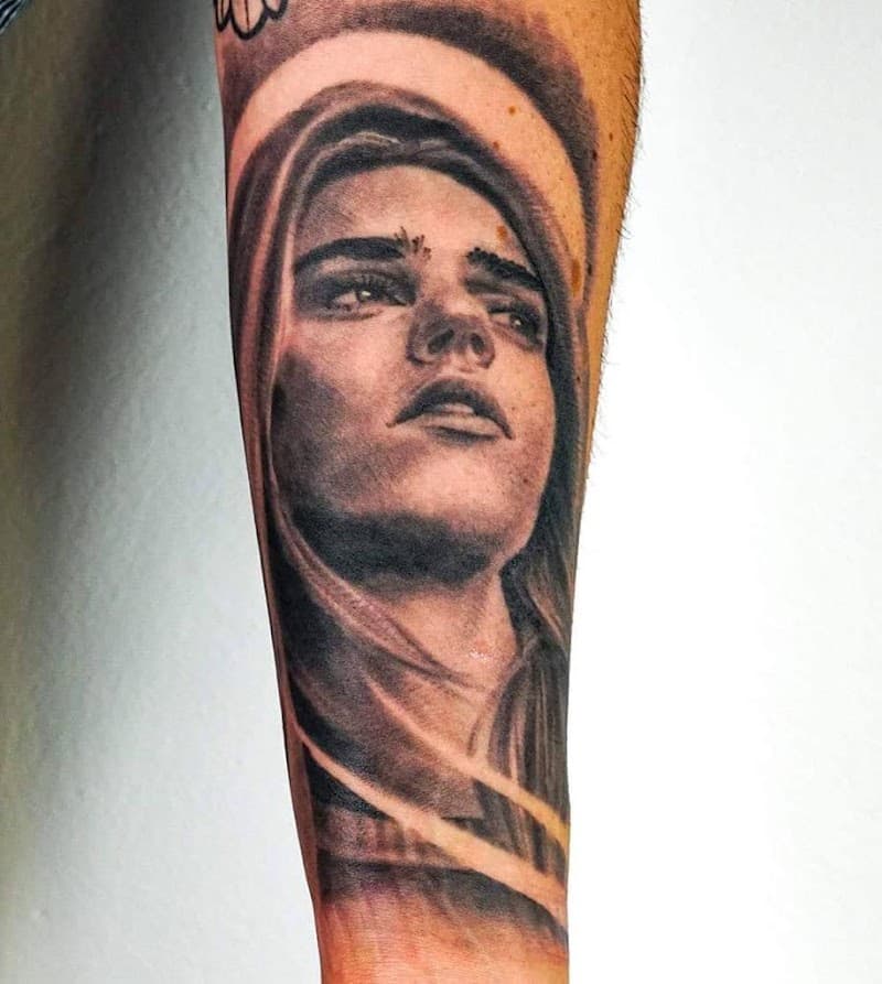 Realistisch portret van een vrouw met een kap op de onderarm.