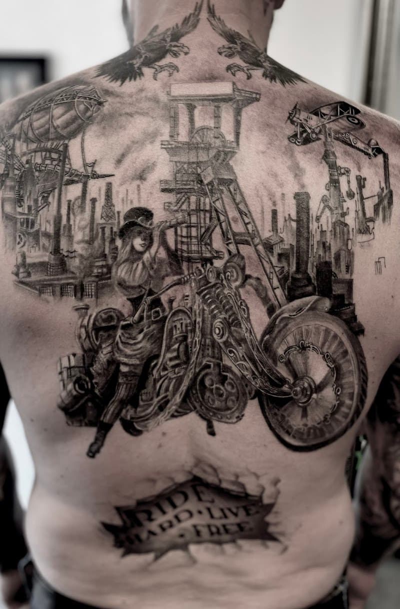 Grote steampunk rugtattoo met vrouw op motor en industriële achtergrond.