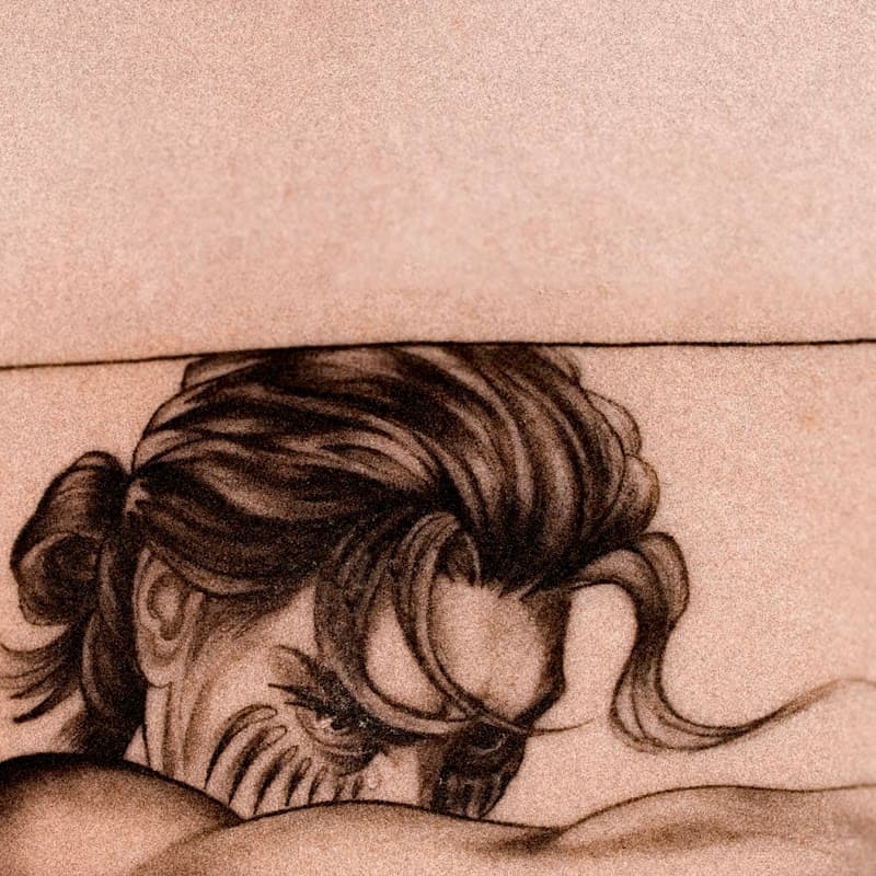 Zwart-wit portret van anime karakter met gezichtsmarkeringen.