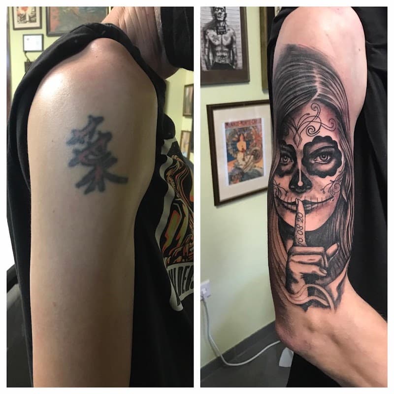 Cover-up tattoo van een 'Day of the Dead' vrouw portret op de bovenarm.