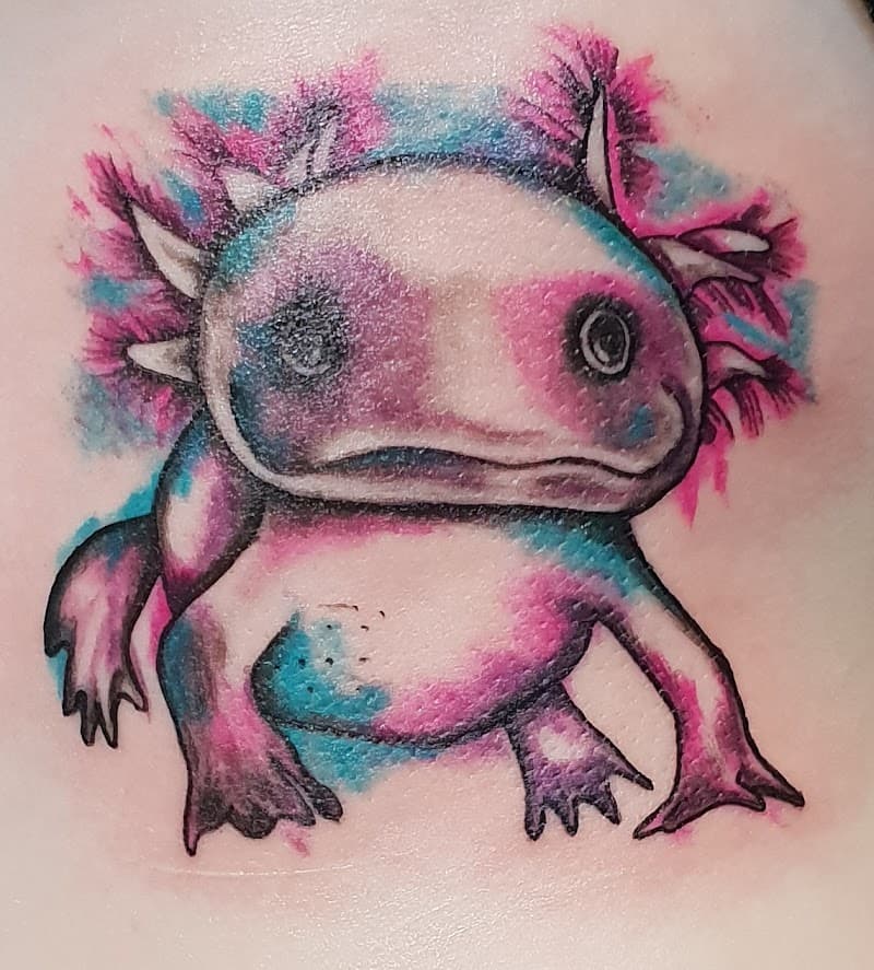 Watercolor tattoo van een axolotl in roze en blauw.