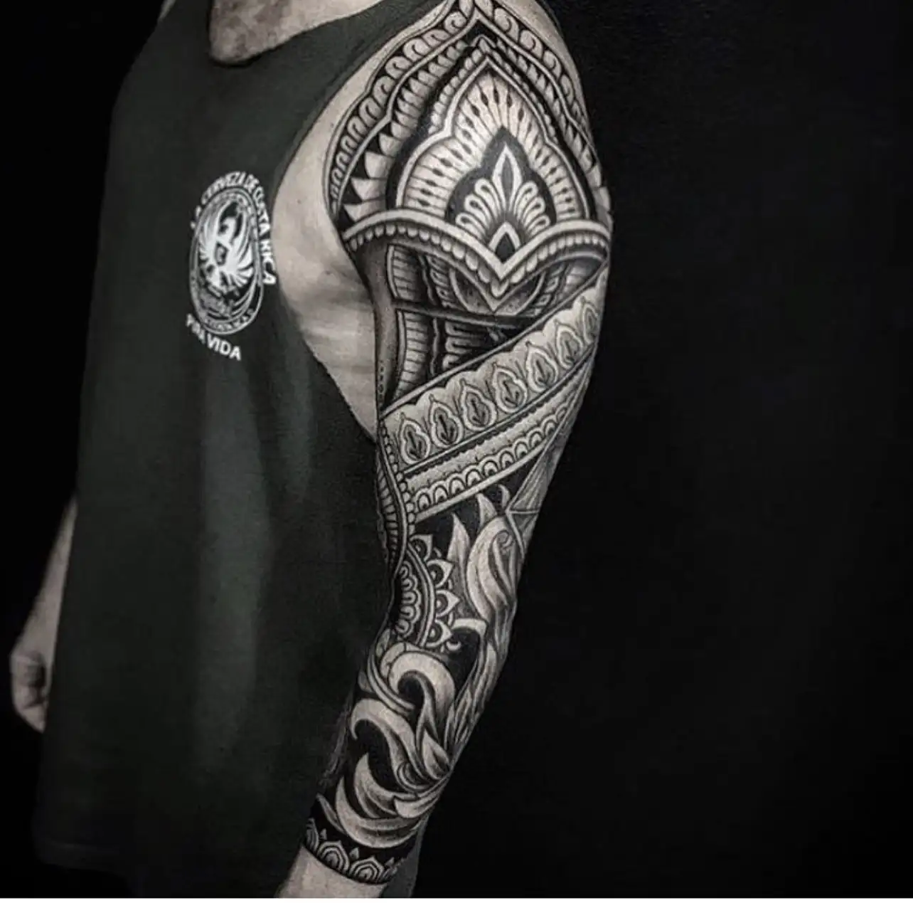 Grote zwart-wit sleeve met gedetailleerde mandala en geometrische patronen.