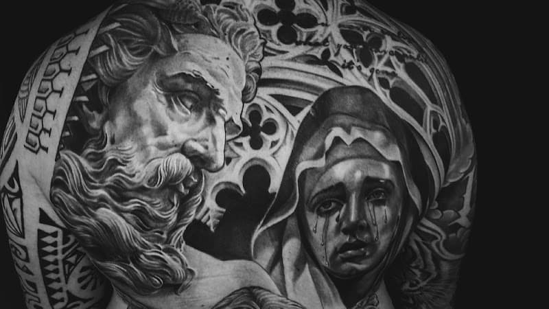 Realistische rugtattoo van een man met baard en een huilende vrouw.