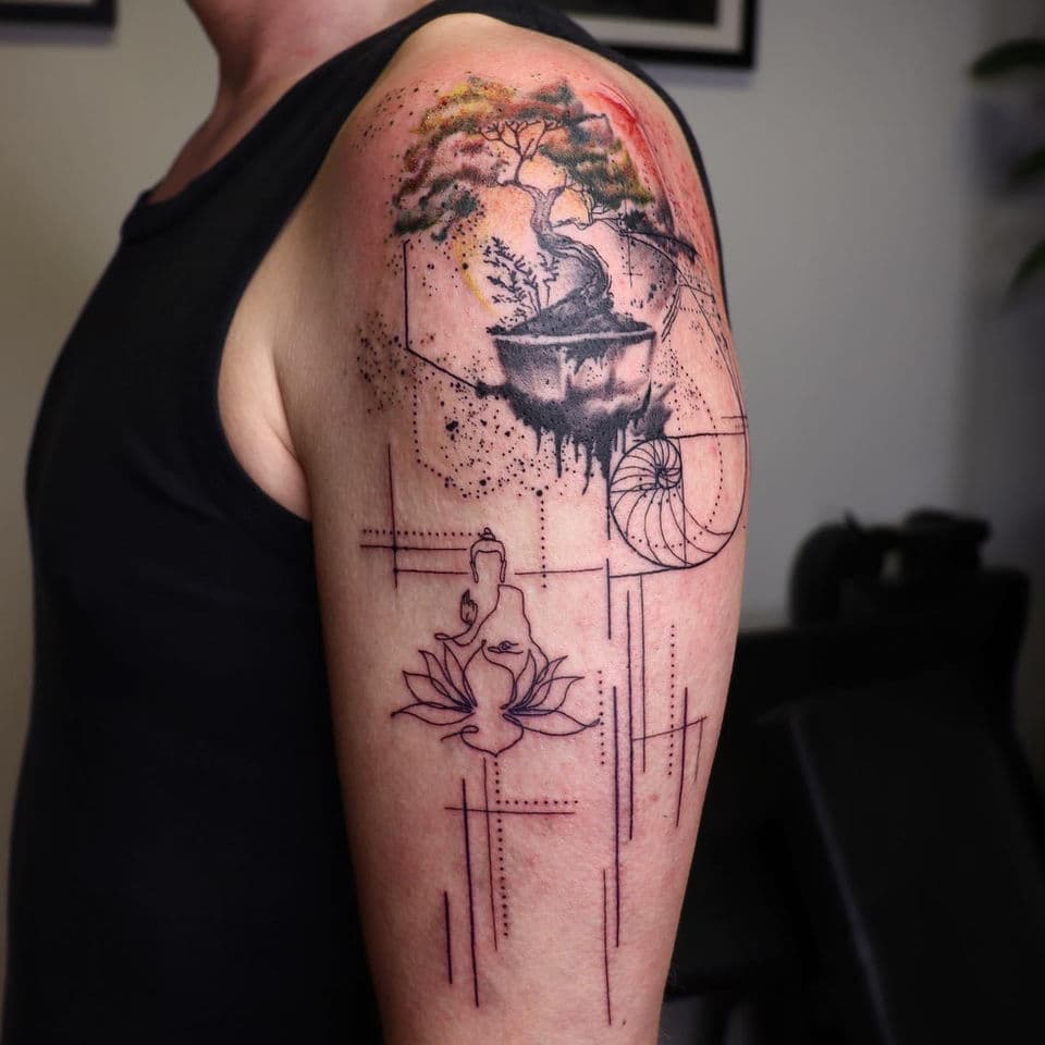 Geometrische bonsai en Boeddha tattoo op bovenarm.
