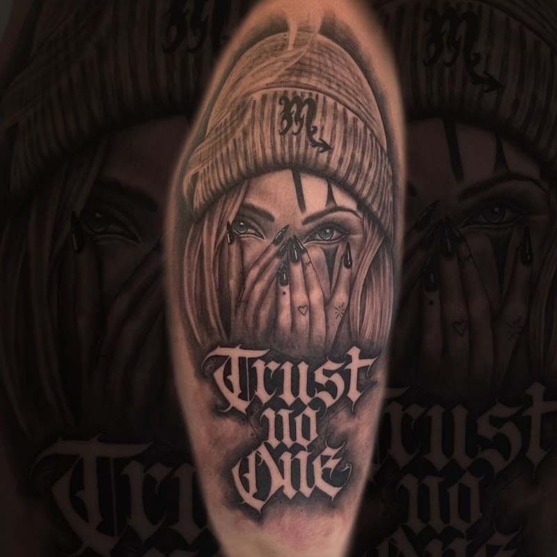Zwart-wit portret van vrouw met handen voor gezicht en tekst 'Trust No One'.