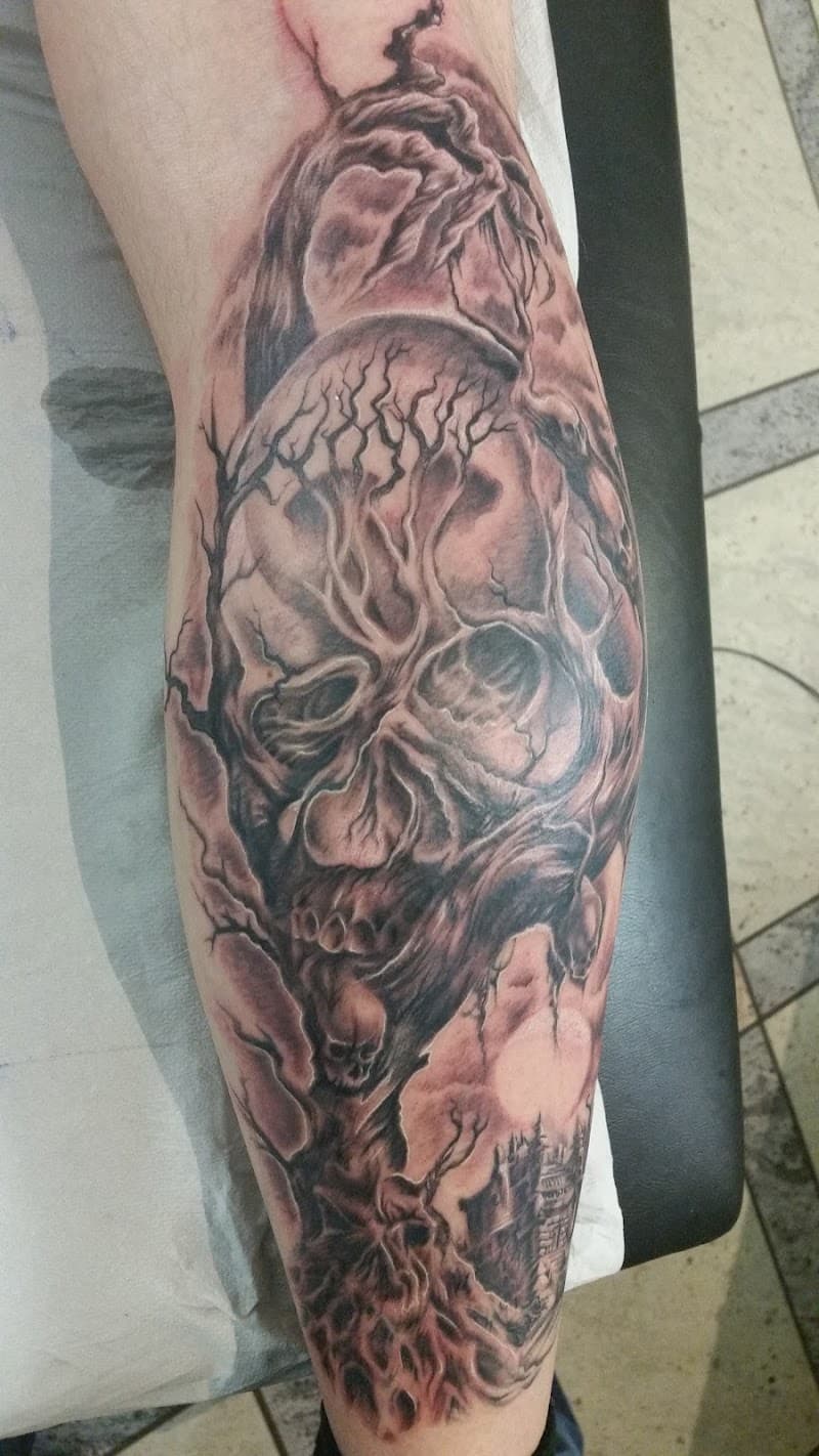 Grote blackwork tattoo van een schedel gevormd door boomwortels en takken.