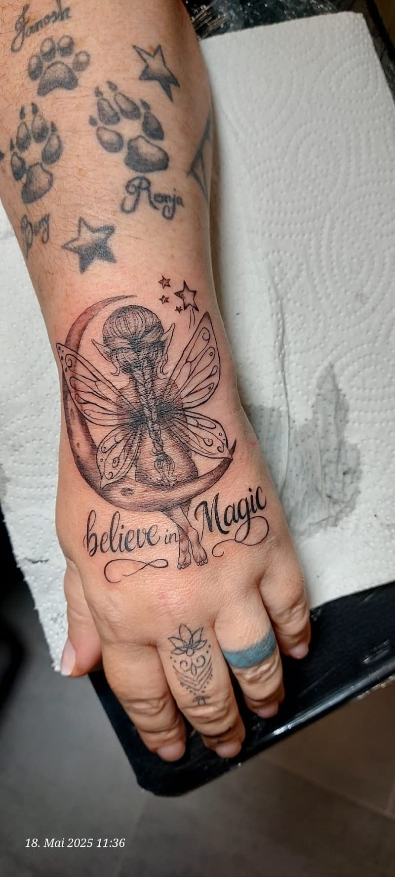 Fee op maan met tekst 'believe in Magic' op hand.