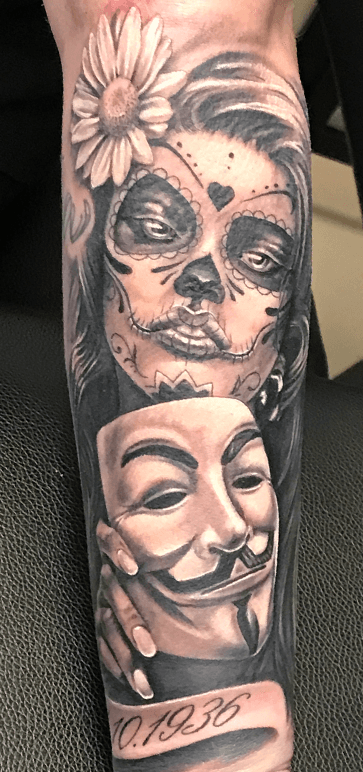 Black & grey tattoo van een Day of the Dead vrouw met een Guy Fawkes masker.