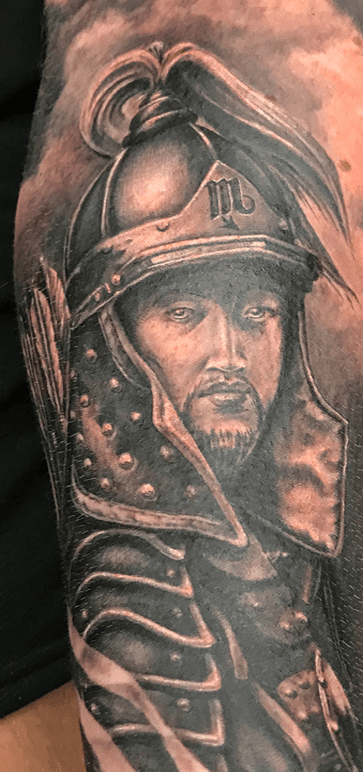 Realistisch portret van een Aziatische krijger in harnas op de bovenarm.