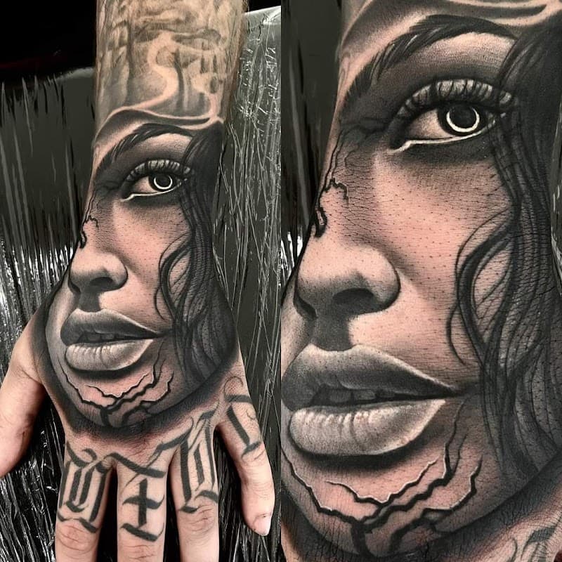 Realistisch portret van een vrouw op de hand, met barsten.