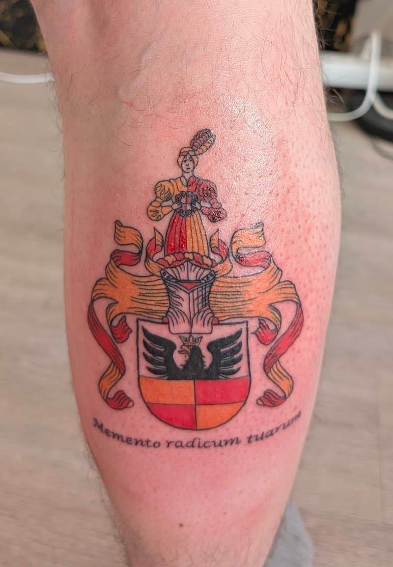 Gedetailleerd familiewapen met vrouw, schild, adelaar en Latijnse tekst.