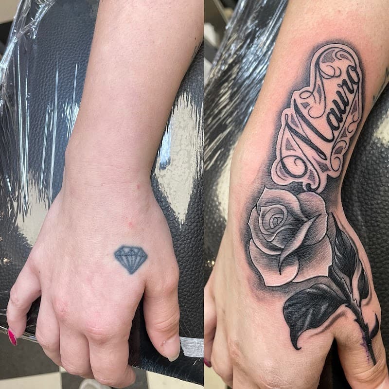 Cover-up tattoo van een roos en naam 'Mauro' op de hand.
