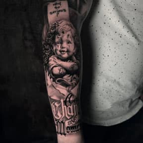 Zwart-wit tattoo van een cherubijn met Joker-make-up en tekst "Why so serious?".