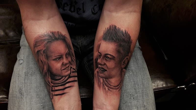 Realistische portretten van twee kinderen op beide onderarmen.