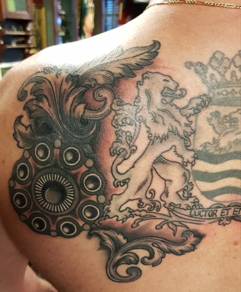 Heraldische leeuw met wapenschild en een apart ornament op het schouderblad.