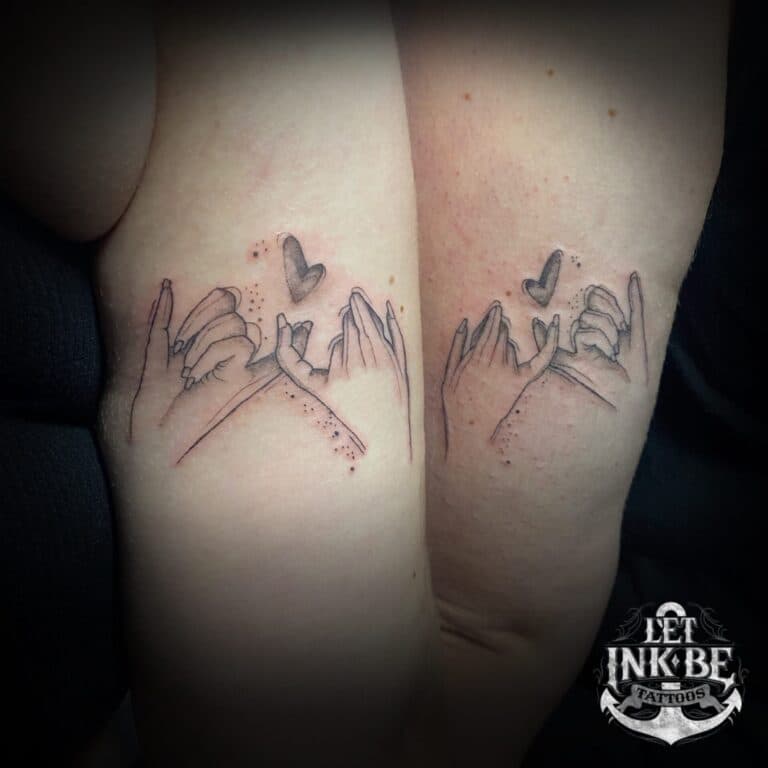 Fineline pinky swear tattoo met hartje op twee bovenarmen.