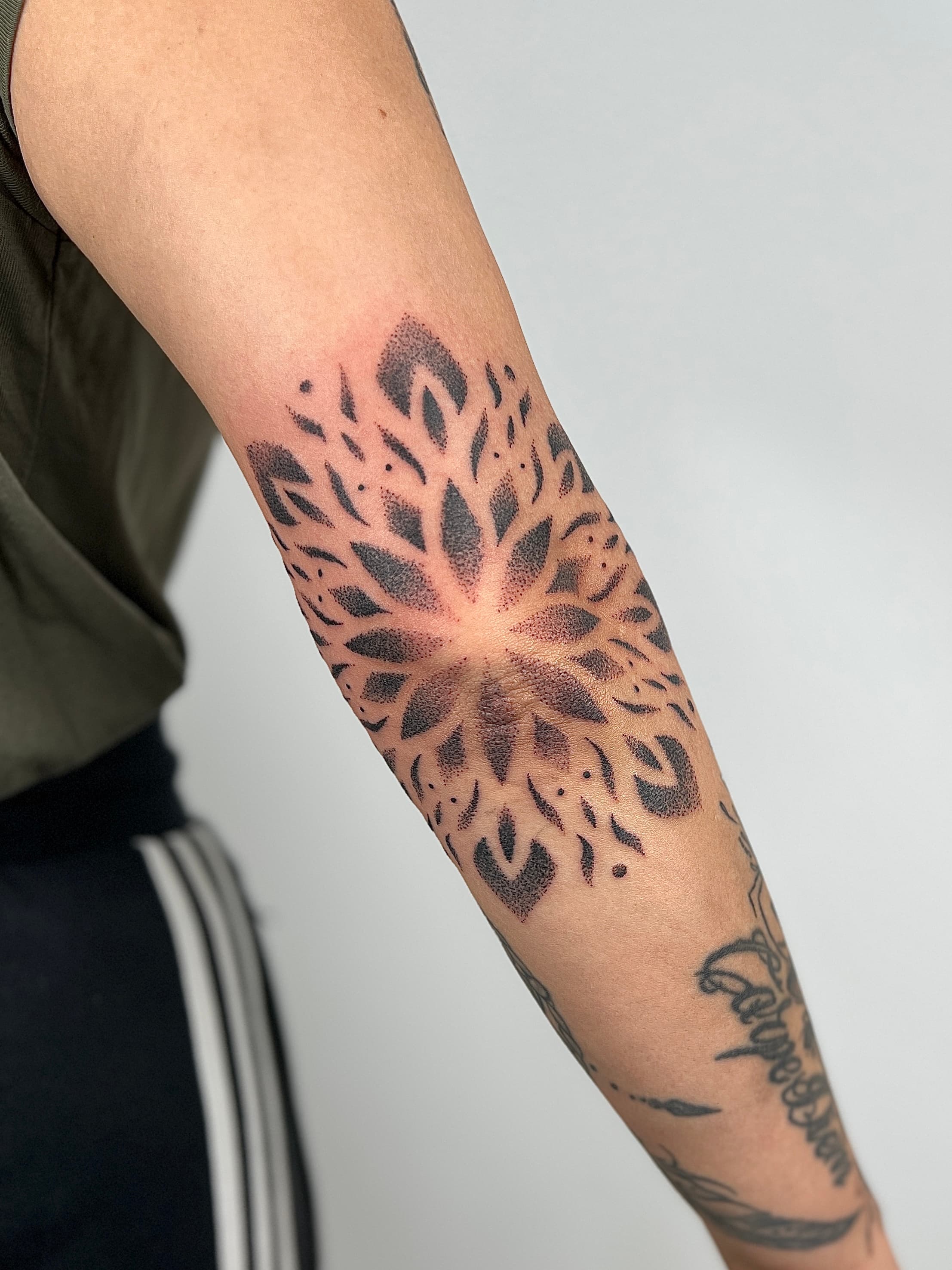 Dotwork mandala tattoo op de elleboog.