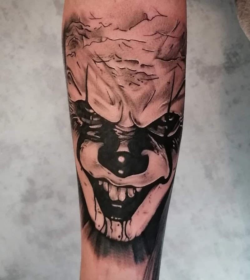 Blackwork tattoo van Pennywise de clown op de onderarm.