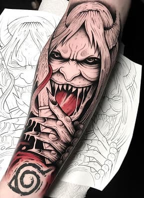 Japanse Hannya masker tattoo met Naruto symbool op onderarm.