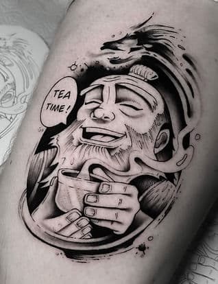 Blackwork tattoo van Iroh uit Avatar die thee drinkt met een draak.