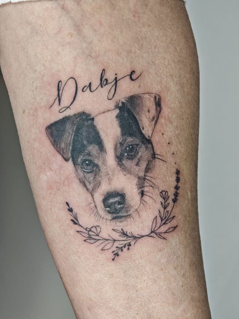 Realistisch portret van een Jack Russell met naam 'Dabje' en bloemen.