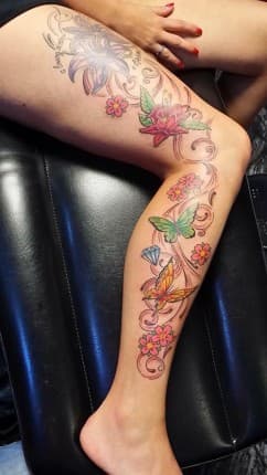 Kleurrijke bloemen, vlinders en diamant op been.