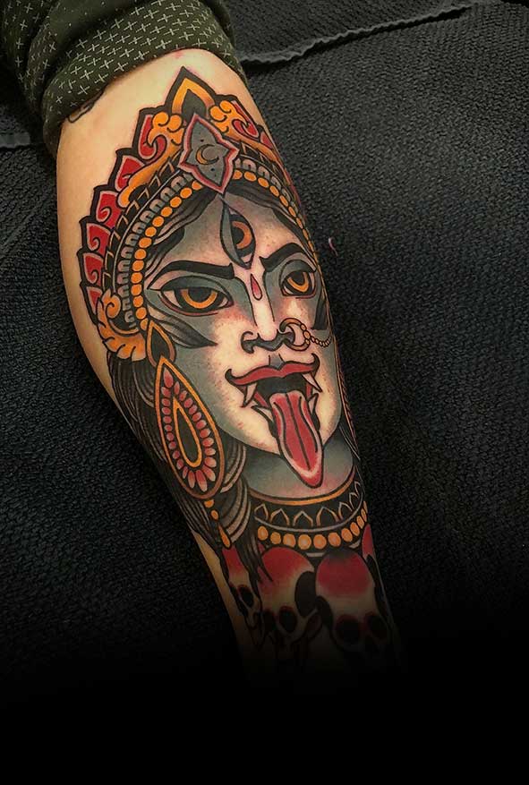Neo-traditionele tattoo van de godin Kali op het onderbeen.
