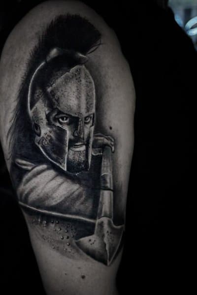 Realistische Spartaanse krijger met helm en bijl op bovenarm.