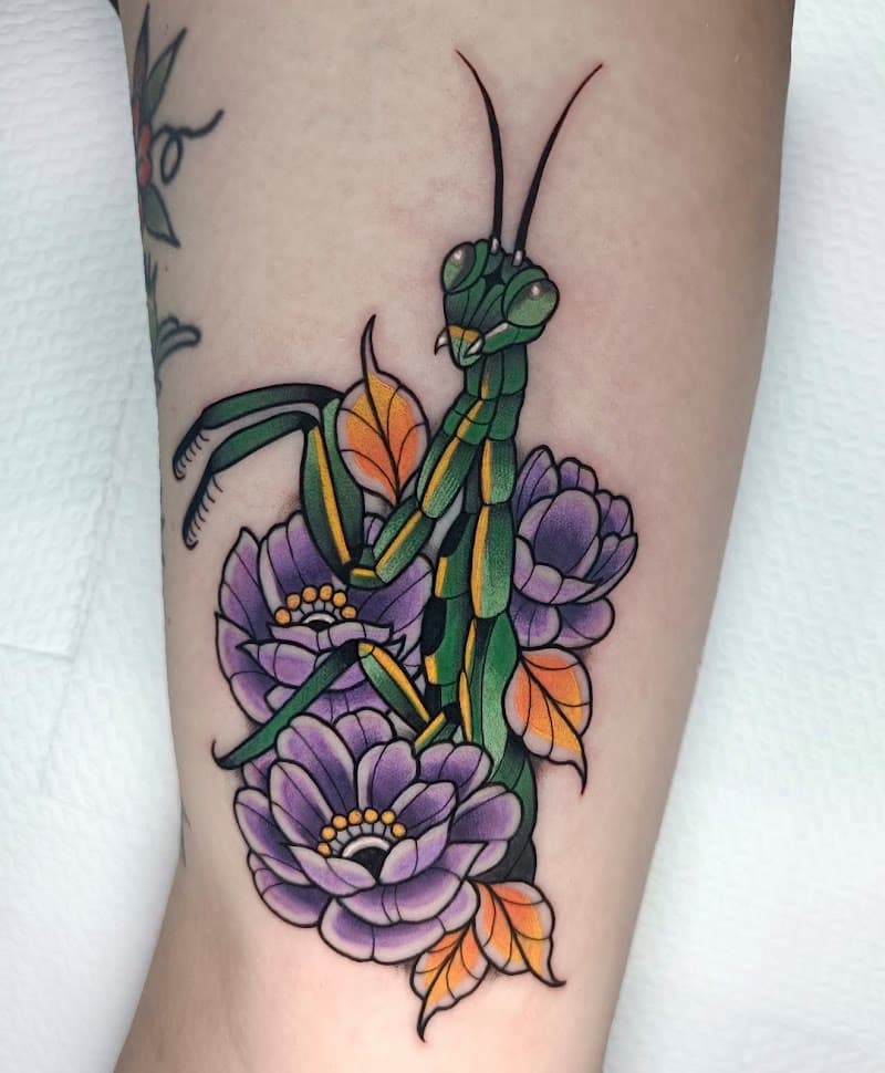 Neo-traditional bidsprinkhaan met paarse bloemen op been.