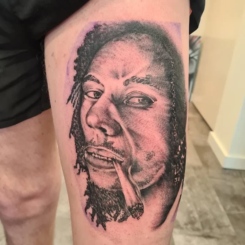 Realistisch portret van Bob Marley met een joint op het bovenbeen.