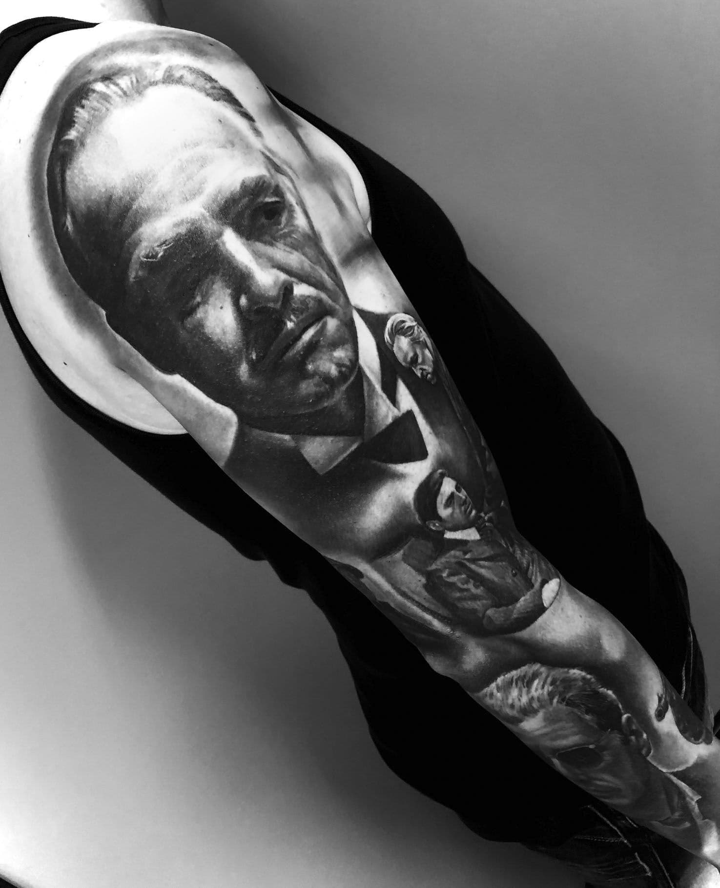 Realistische sleeve tattoo van The Godfather personages.