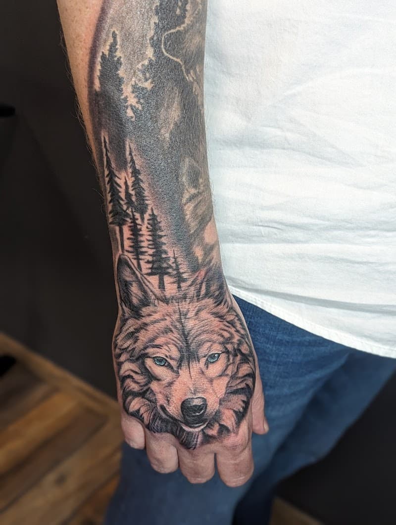 Realistische wolf met blauwe ogen op hand, bos op onderarm.