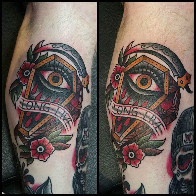 Traditionele doodskist met oog, zeis en 'LONG LIVE' banner.