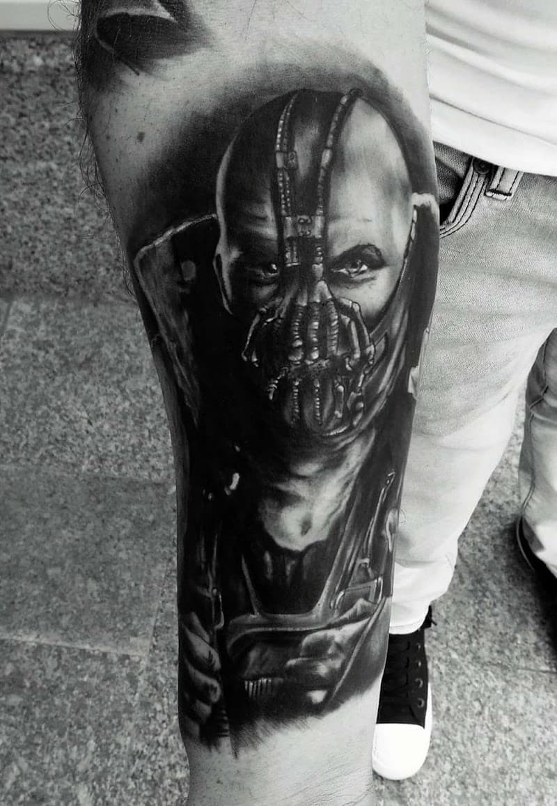 Realistisch portret van Bane uit Batman op het onderbeen.