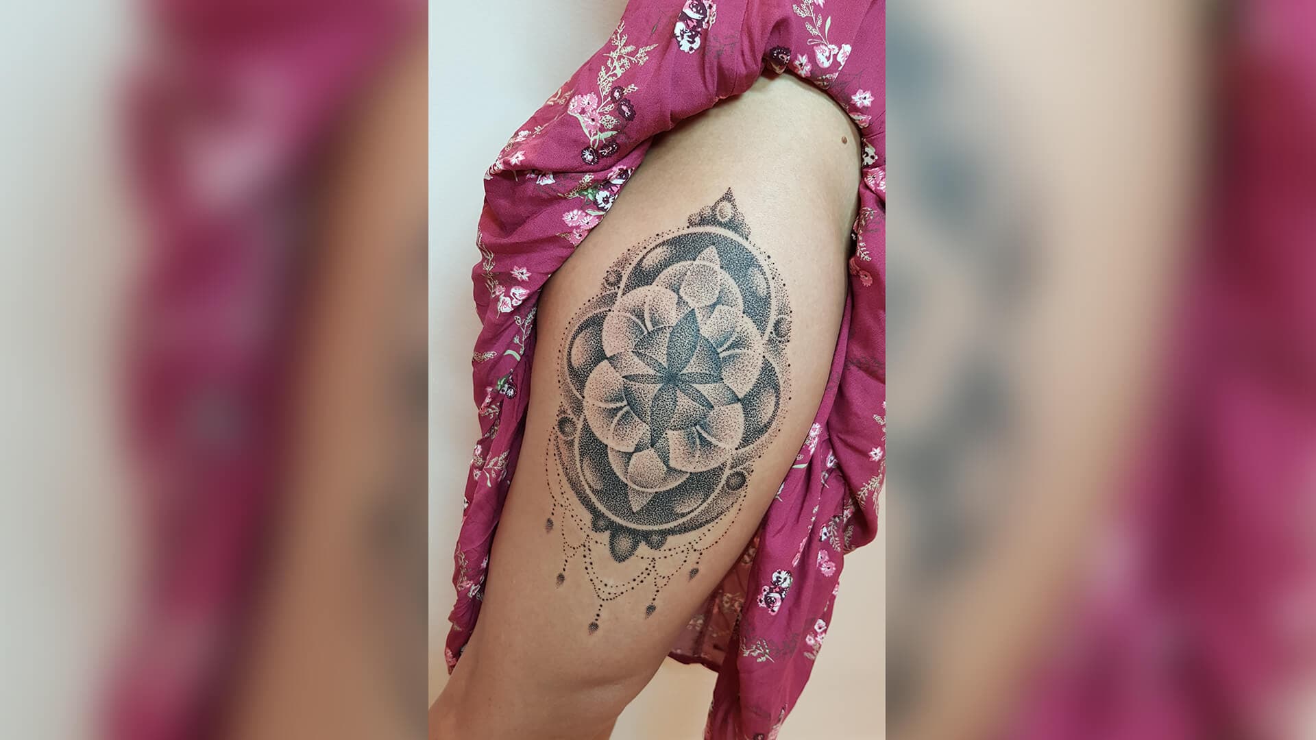 Dotwork mandala tattoo met geometrische patronen op bovenbeen.