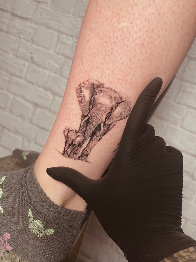 Realistische moeder en baby olifant tattoo op enkel.