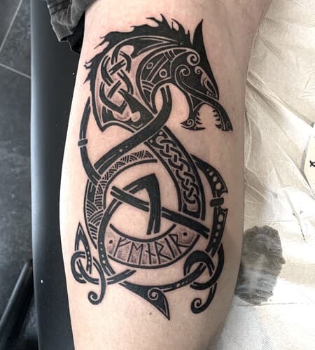 Zwart-wit tattoo van een Noorse draak/wolf met Keltisch knoopwerk en runen.