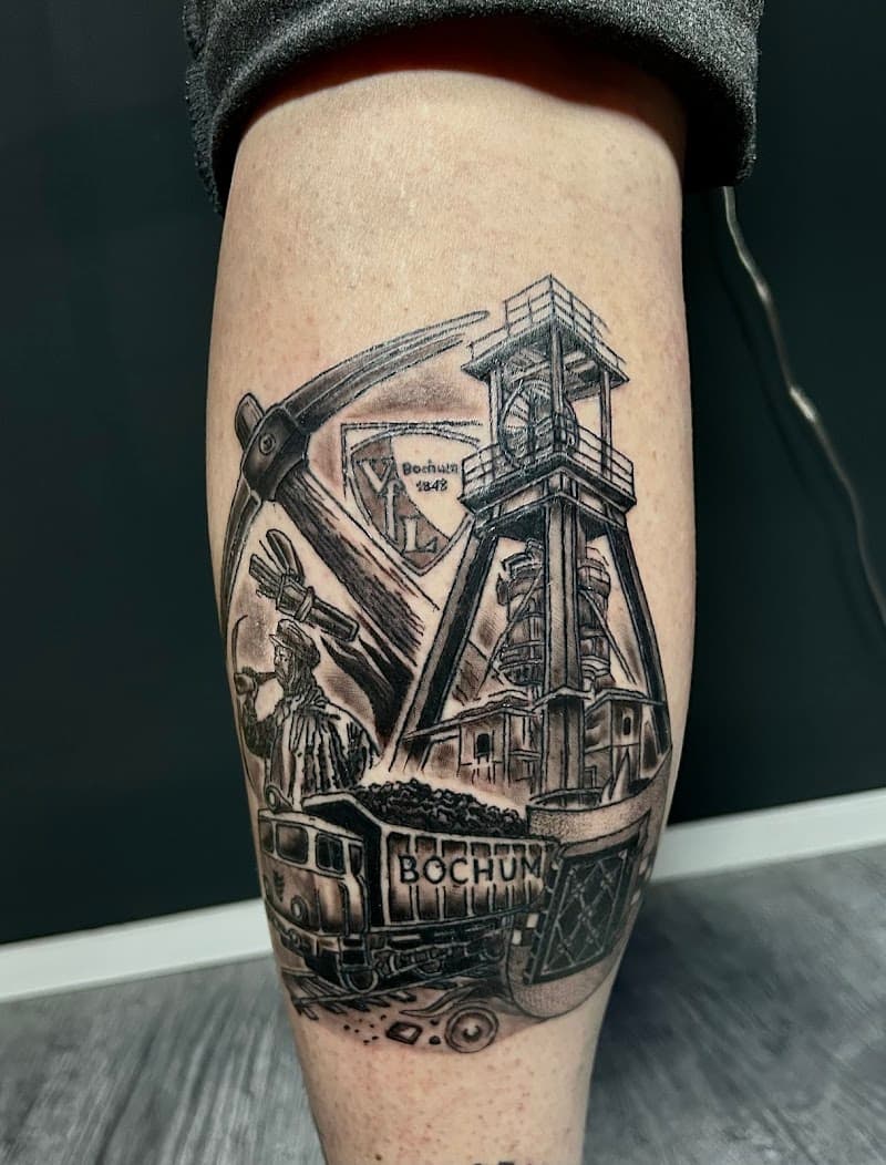 Gedetailleerde mijnbouw en VfL Bochum tattoo op onderbeen.