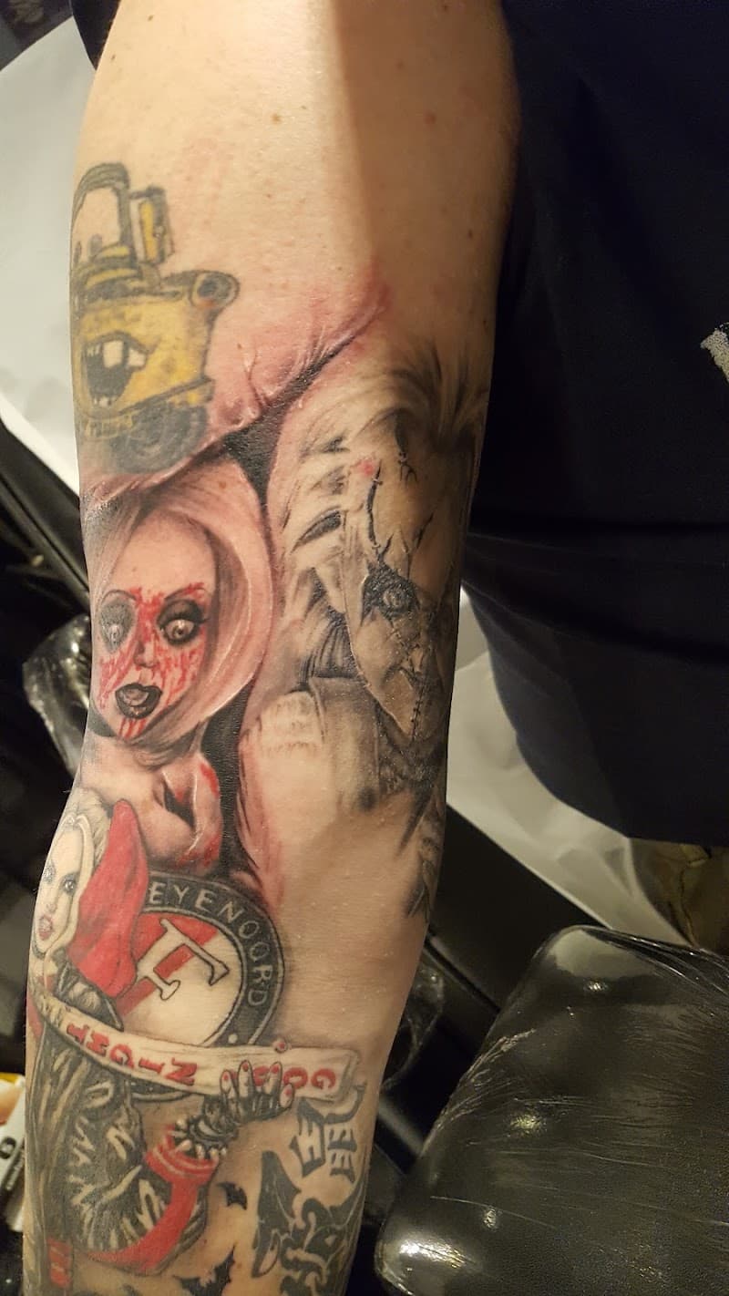 Horror sleeve deel met Harley Quinn, Chucky en Feyenoord logo.