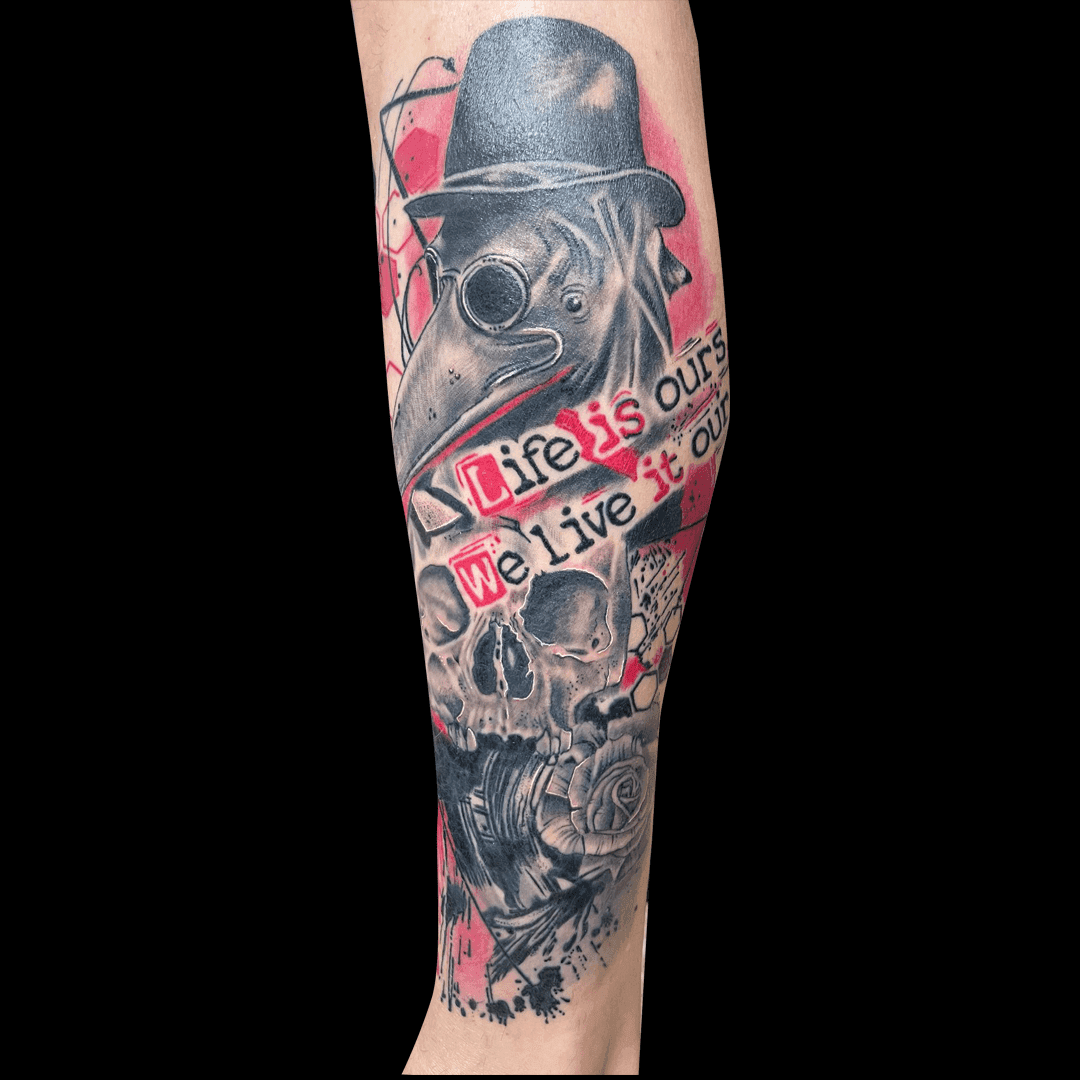 Trash polka tattoo van pestdokter, schedel en tekst 'Life is ours'.