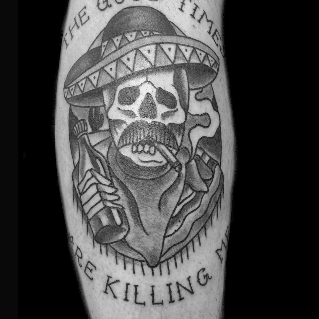 Blackwork tattoo van een skelet met sombrero, sigaar en fles, met tekst eromheen.