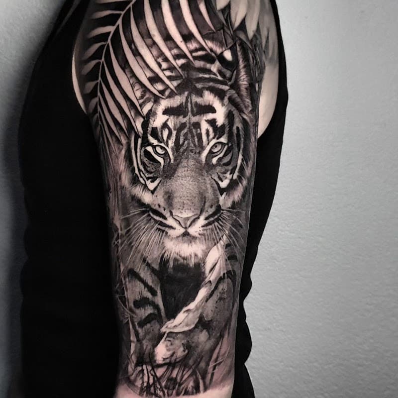 Realistische zwart-wit tijger in jungle op bovenarm.