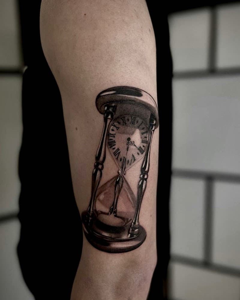 Realistische zandloper met klok op bovenarm.