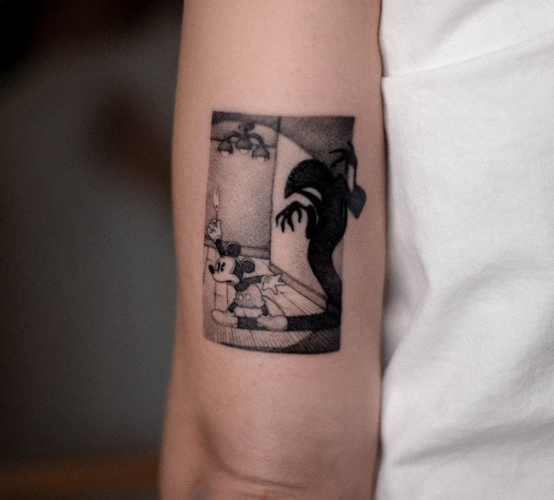 Blackwork tattoo van Mickey Mouse met een grote, enge schaduw in een kader.