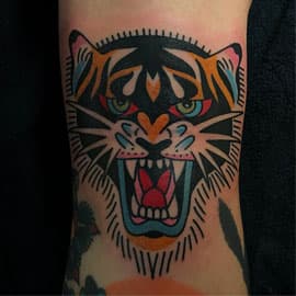 Traditionele tijgerkop tattoo op been