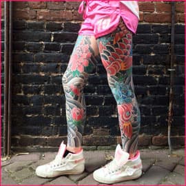 Japanse stijl been-sleeve met koi karpers en bloemen.