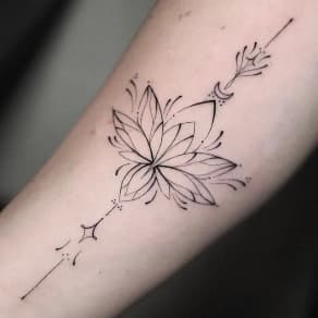 Fineline lotusbloem met geometrische en unalome elementen op de onderarm.