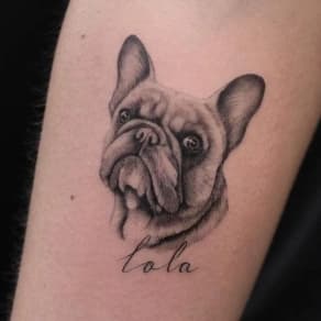Realistisch portret van een Franse bulldog met de naam 'Lola' in sierletters.